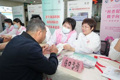護理健康咨詢、愛心義賣&hellip;護士們這樣過節